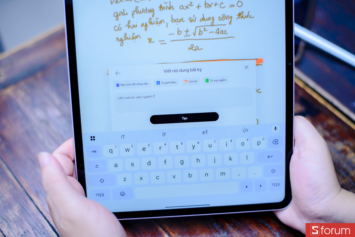 Máy cũng tích hợp công cụ AI để hỗ trợ viết lách, dịch thuật và tổng hợp thông tin thông minh