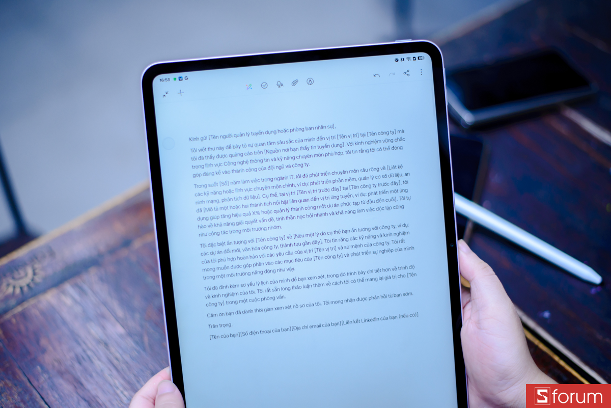 Máy cũng tích hợp công cụ AI để hỗ trợ viết lách, dịch thuật và tổng hợp thông tin thông minh