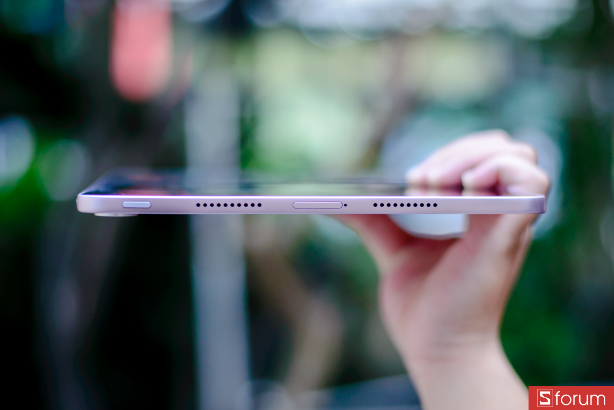 Cạnh trên của máy là nơi đặt nút nguồn, khay cắm SIM hỗ trợ kết nối 5G và cụm 2 loa