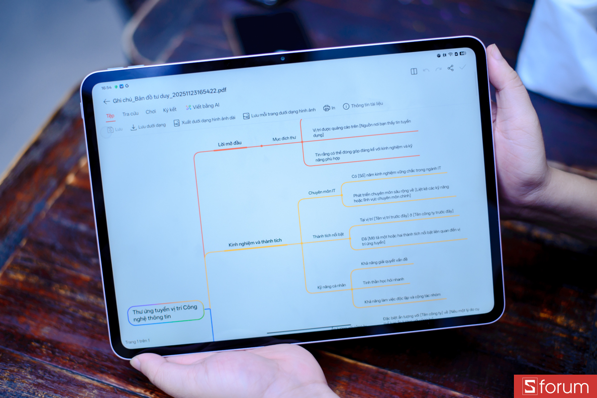 Máy cũng tích hợp công cụ AI để hỗ trợ viết lách, dịch thuật và tổng hợp thông tin thông minh