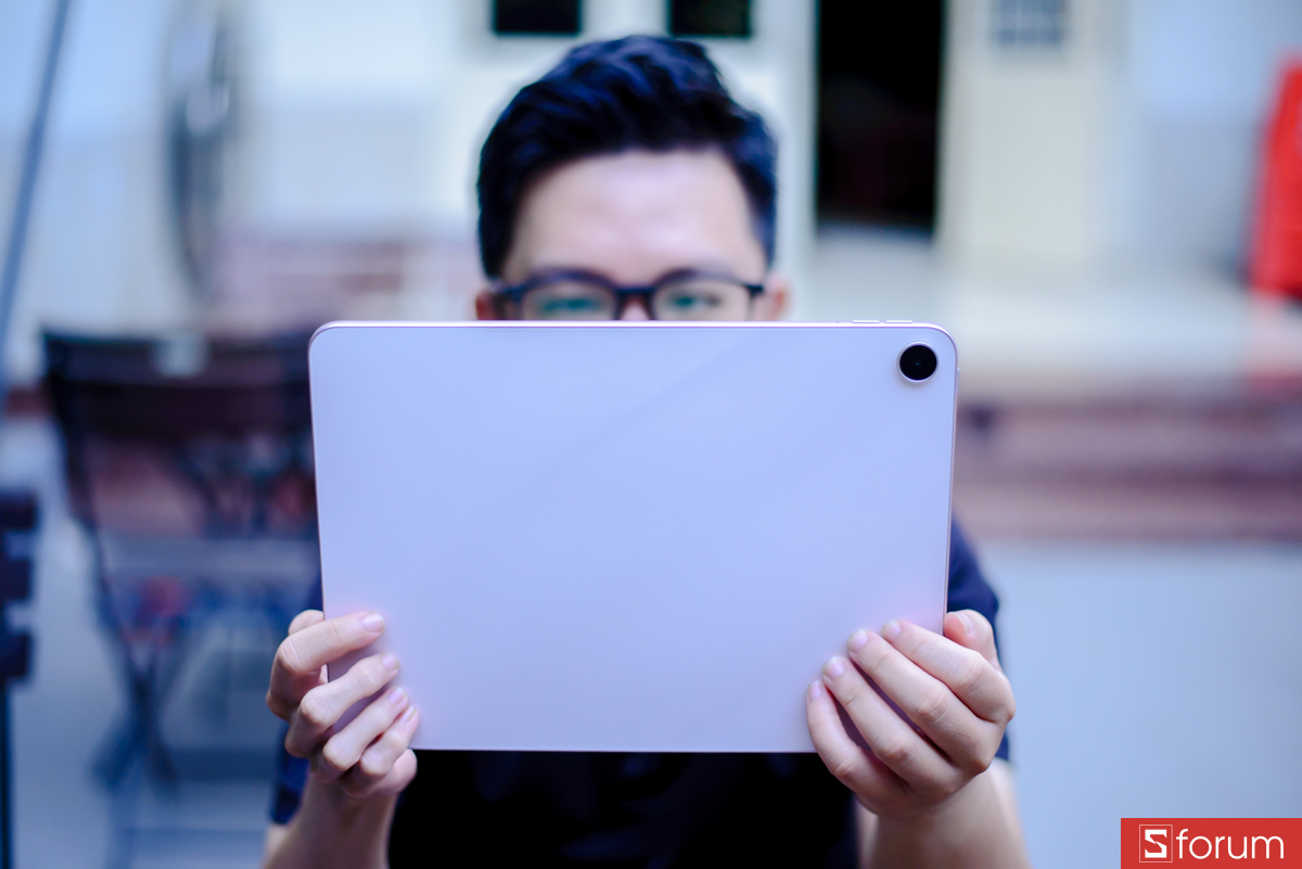 Mặt sau của máy khá tối giản với một camera đơn 8MP được đặt gọn gàng ở góc trên bên trái