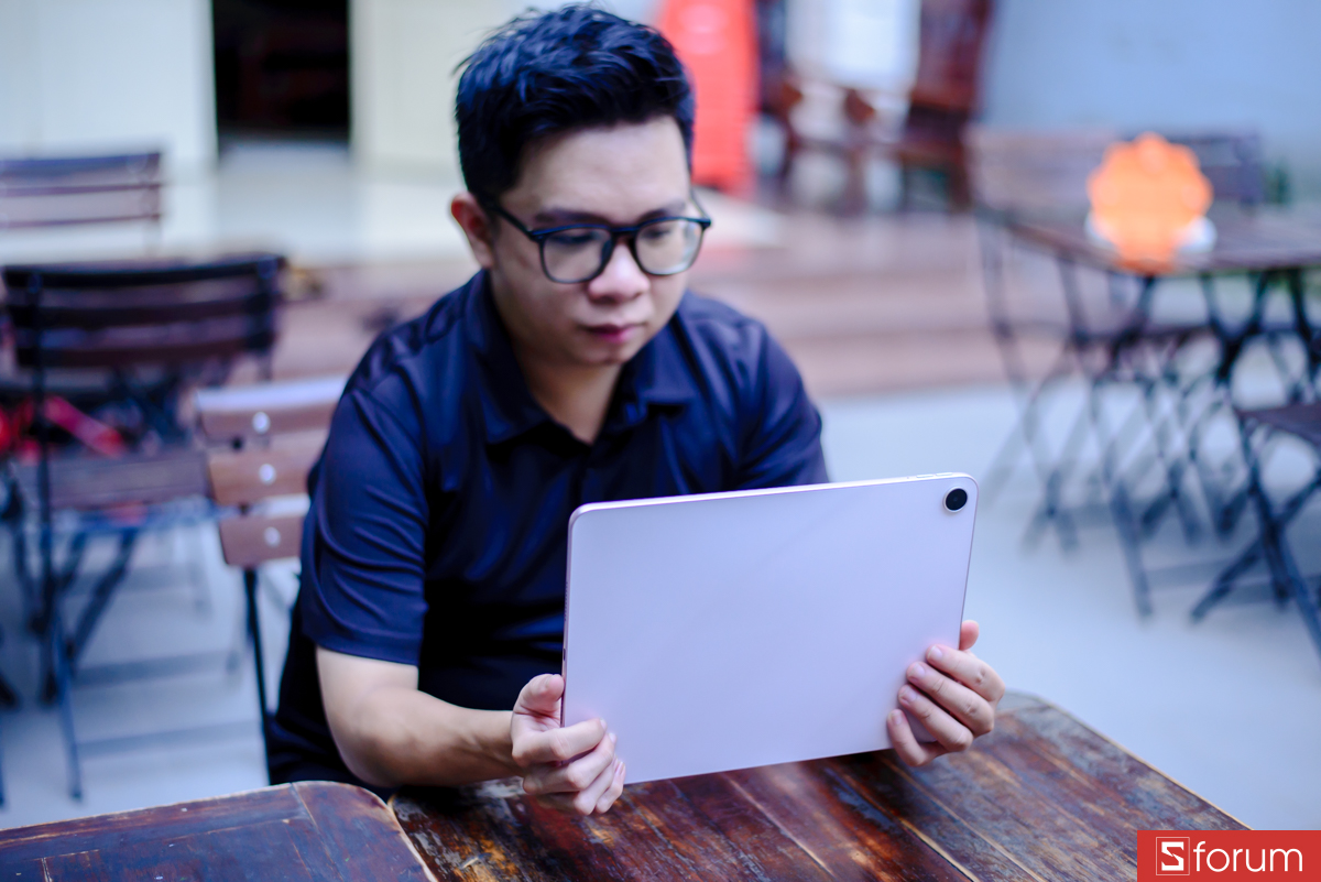 OPPO Pad 5 tạo cảm giác khá nhẹ nhàng và mỏng gọn so với kích thước màn hình 12.1 inch