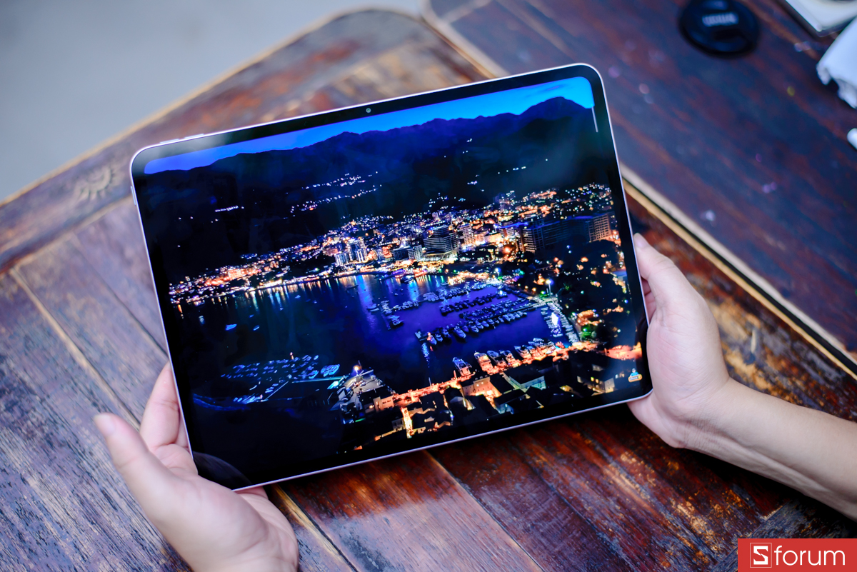 Độ sáng màn hình đạt 600 nits ở chế độ thường và có thể lên đến 900 nits