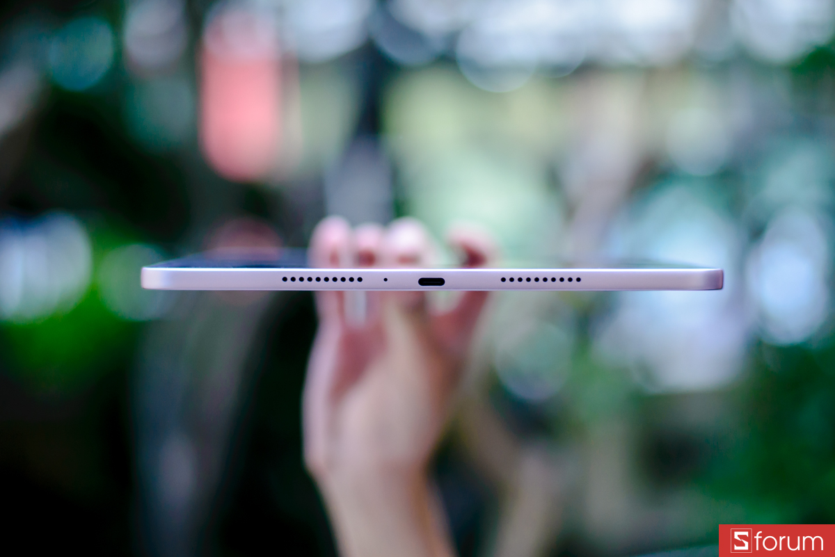 Cạnh dưới là vị trí của cổng USB Type-C và cụm 2 loa còn lại