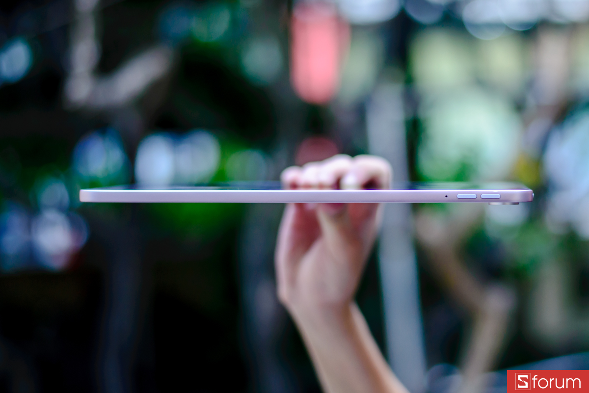 Cạnh bên phải là các nút điều chỉnh âm lượng