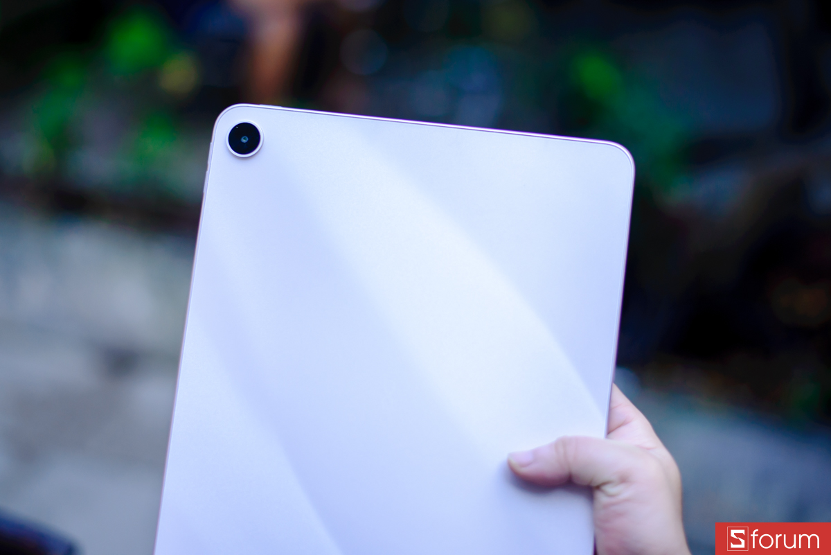 Mặt lưng của máy có màu bạc tím nhạt (Silver Purple) với hiệu ứng gợn sóng độc đáo