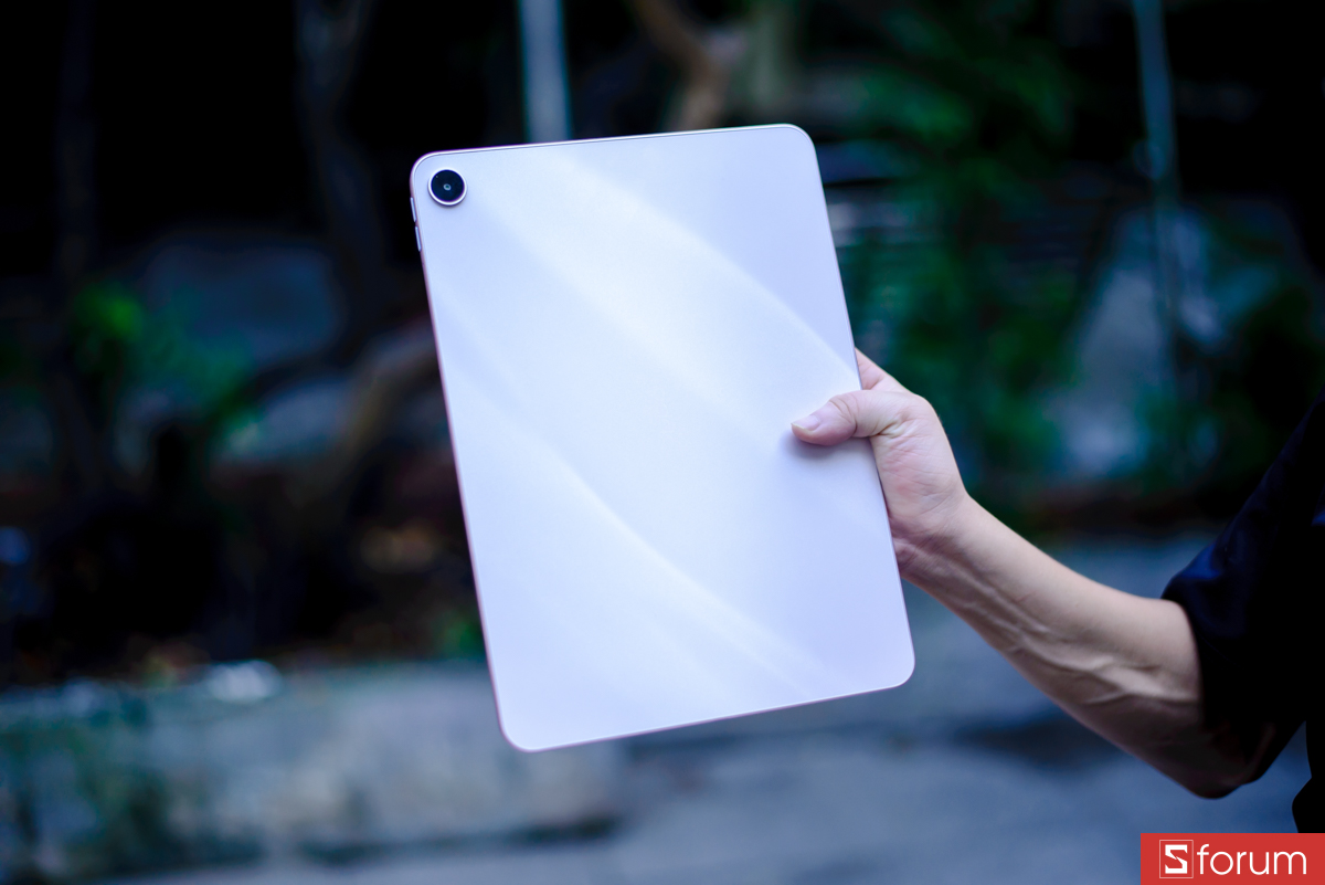 Mặt lưng của máy có màu bạc tím nhạt (Silver Purple) với hiệu ứng gợn sóng độc đáo