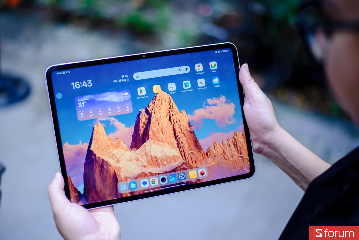 Trên tay OPPO Pad 5, cạnh giữa của máy được bố trí camera selfie 8MP nằm theo chiều ngang