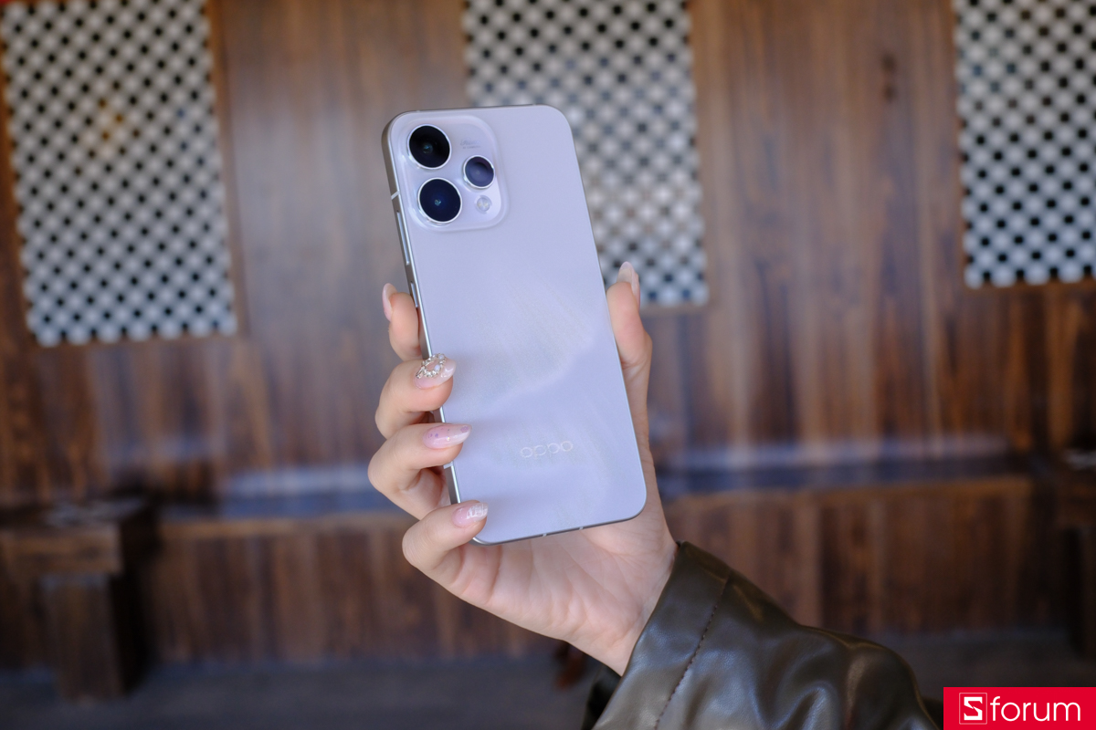 OPPO Reno15 mang đến cảm giác cầm nắm thoải mái, không quá nặng tay khi sử dụng lâu
