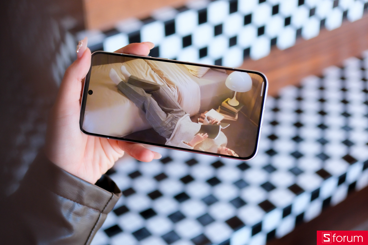 Khi trên tay OPPO Reno15, mình thực sự ấn tượng với chất lượng màn hình AMOLED 6.59 inch