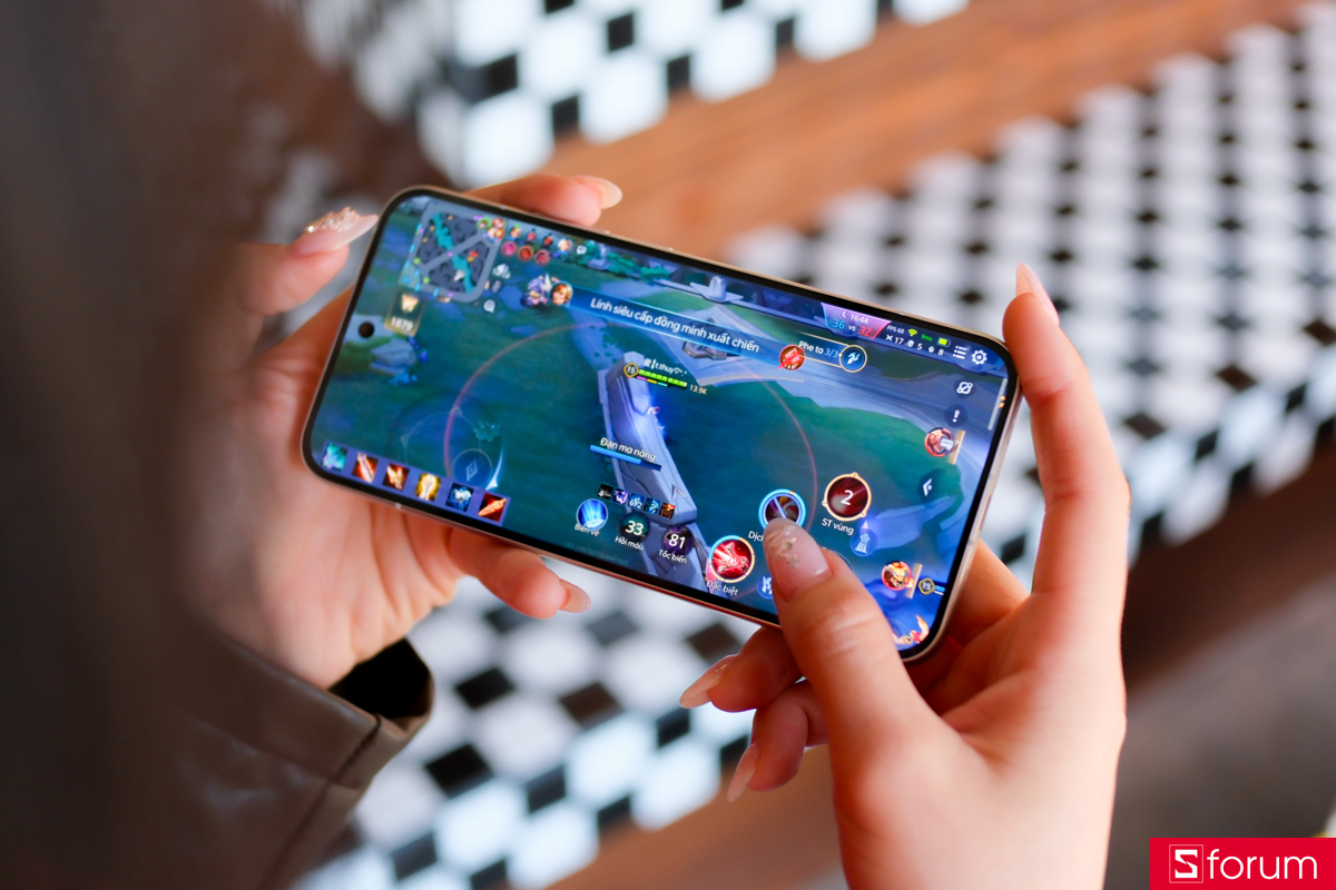 Trên tay OPPO Reno 15, tần số quét 120Hz mang đến trải nghiệm lướt web và chơi game mượt mà