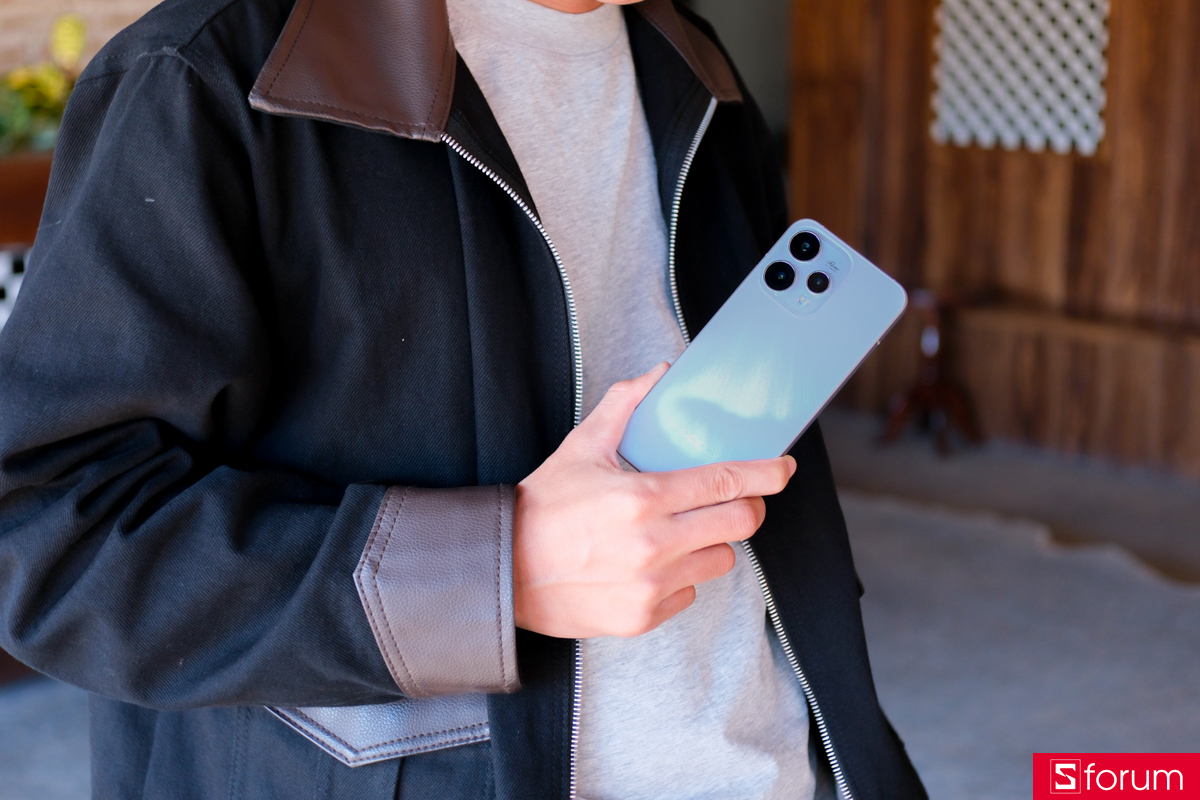 Điểm ấn tượng nhất khi mình trên tay OPPO Reno15 chính là thiết kế mưa sao băng độc đáo