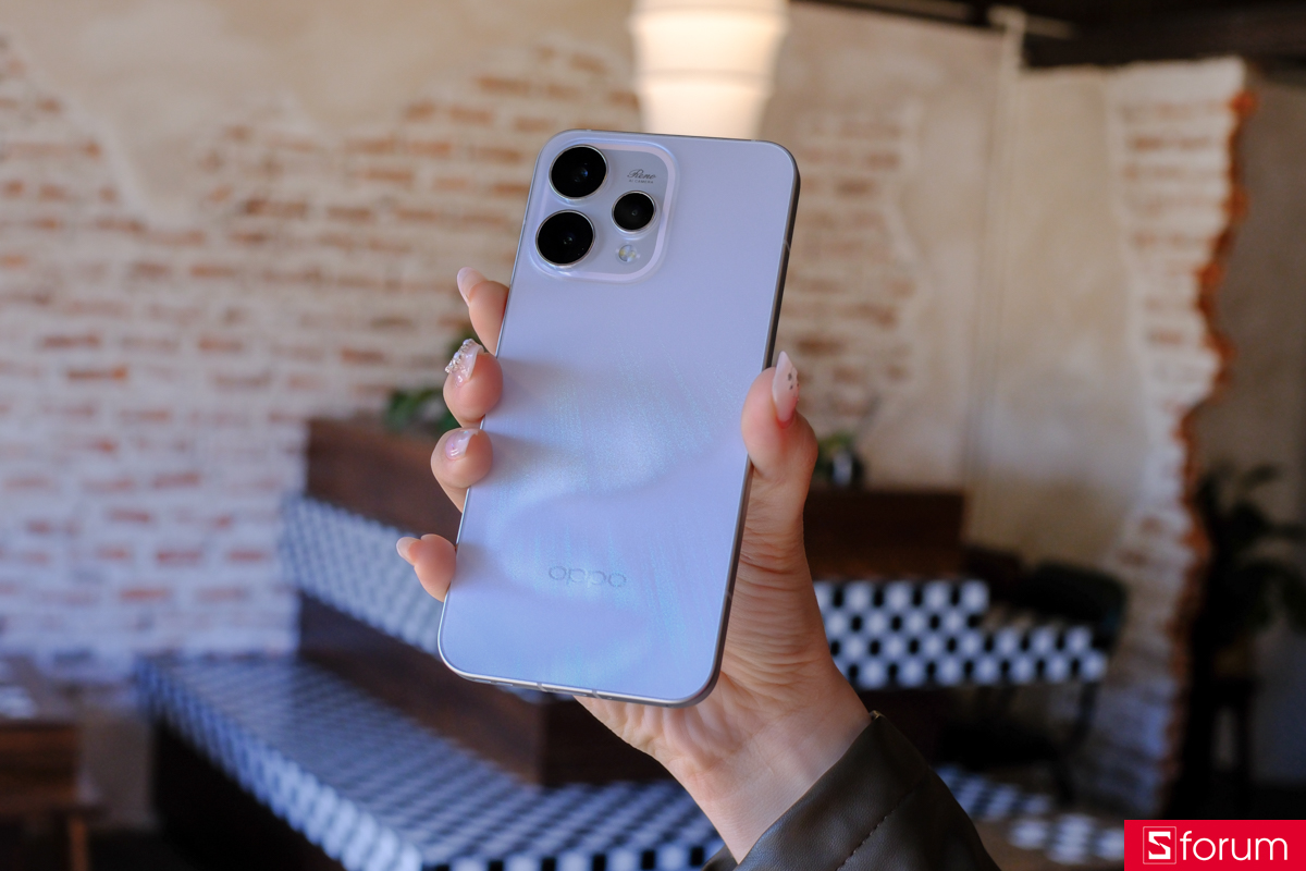 Trên tay OPPO Reno15, khi nghiêng mặt lưng liên tục chuyển sắc và loang ánh như hàng triệu vì sao