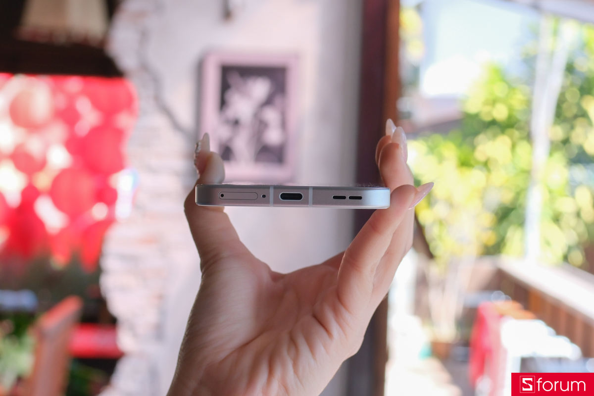 Cạnh dưới chứa cổng sạc USB-C, khay SIM và loa ngoài