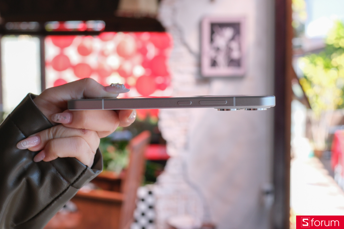 Cạnh phải là nút nguồn và tăng giảm âm lượng với độ nảy tốt