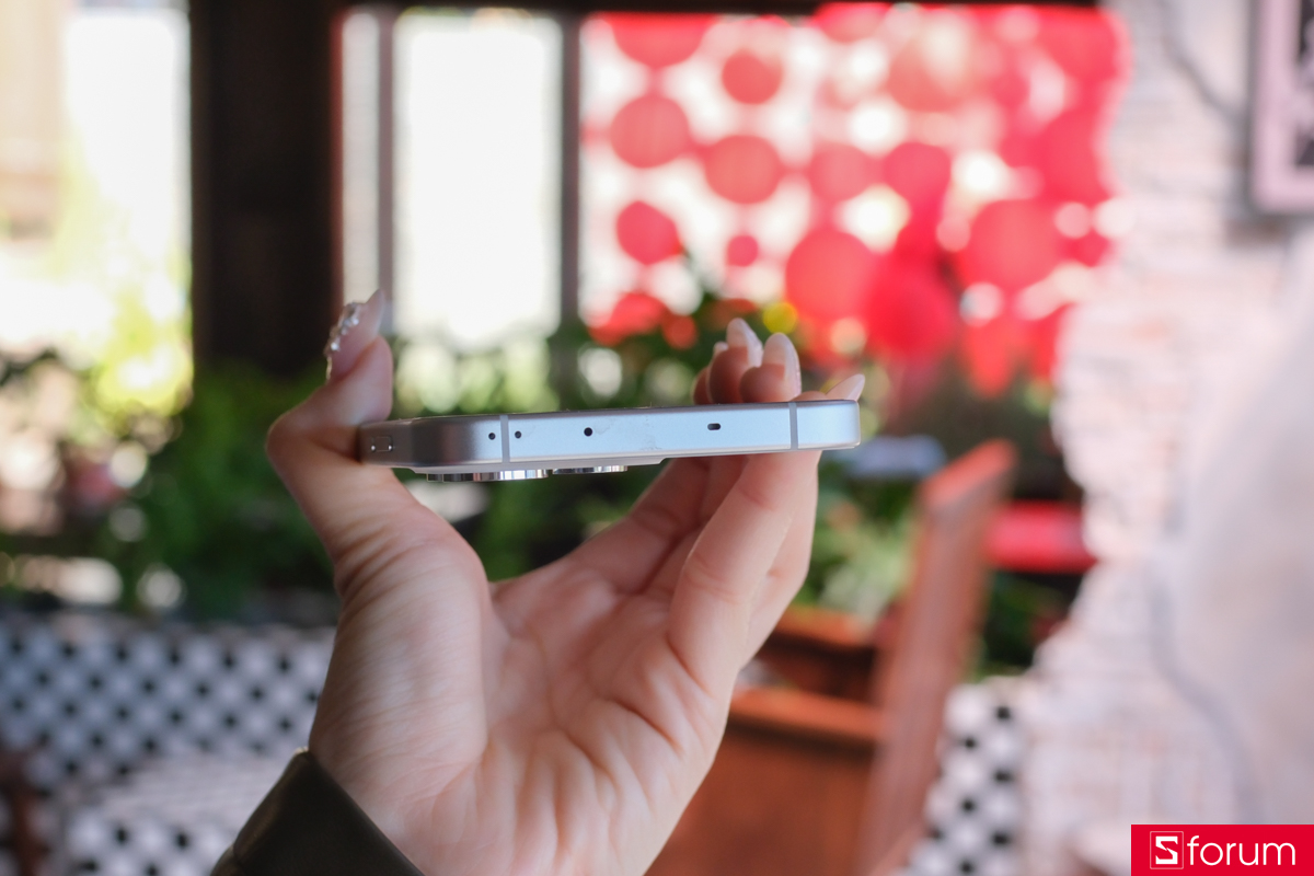 Cạnh trên là micro và cổng hồng ngoại.