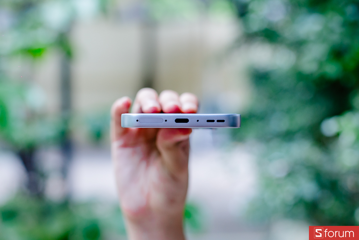 Cạnh dưới đặt cổng sạc type-C, lỗ loa và khe cắm SIM.