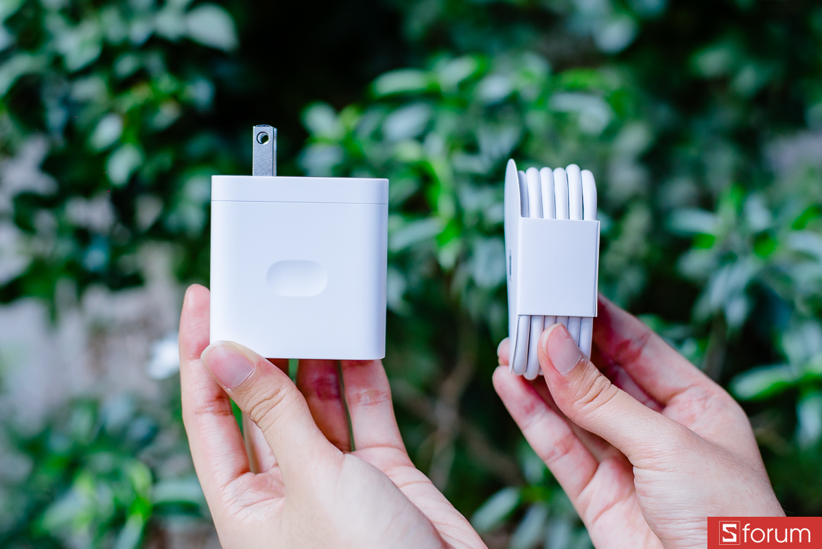 Bên trong hộp, anh em sẽ có máy, củ sạc nhanh 80W, cáp USB-C, que chọc SIM, ốp lưng bảo vệ
