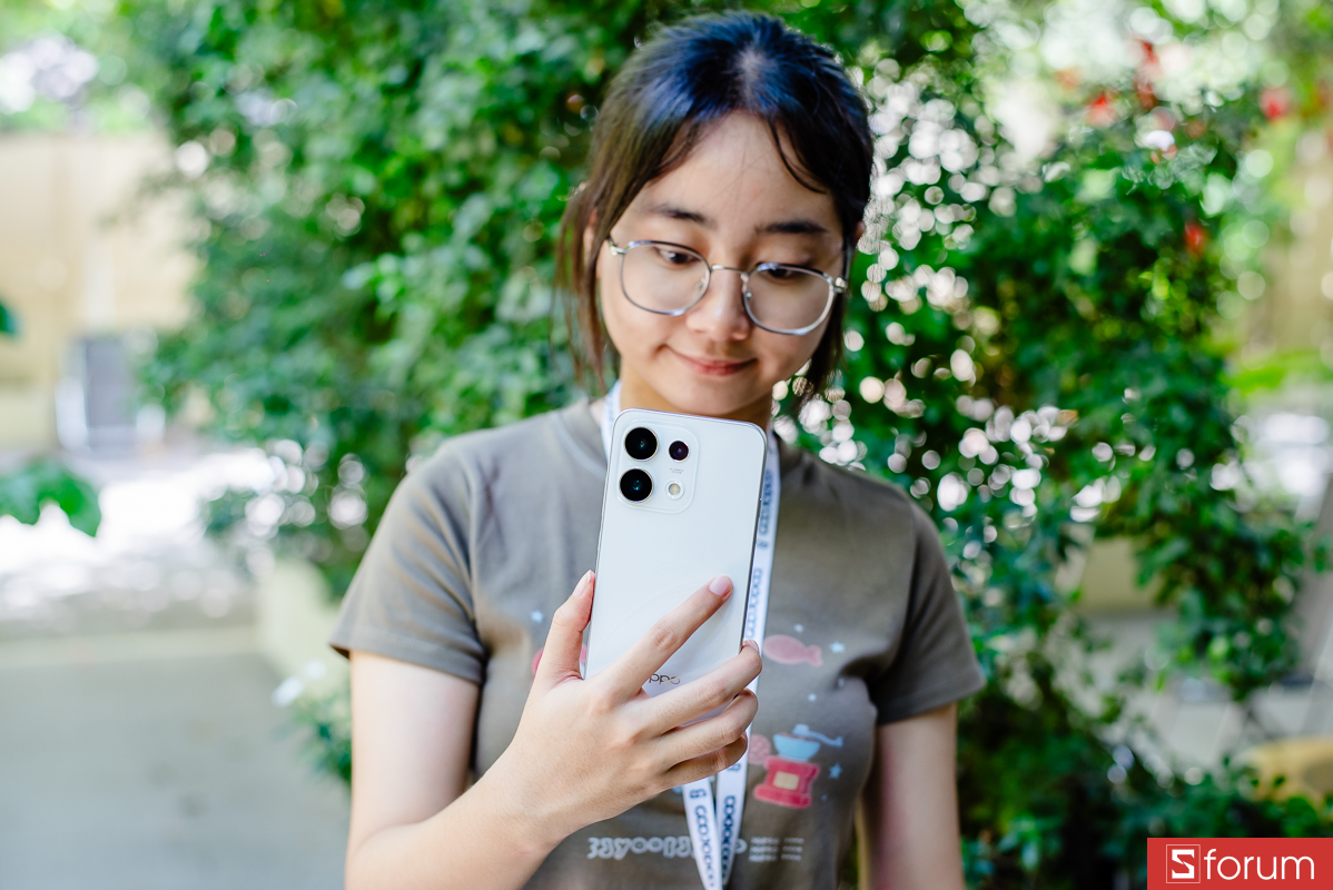 Camera chính có OIS cũng là lợi thế khi chụp thiếu sáng hoặc quay video cầm tay