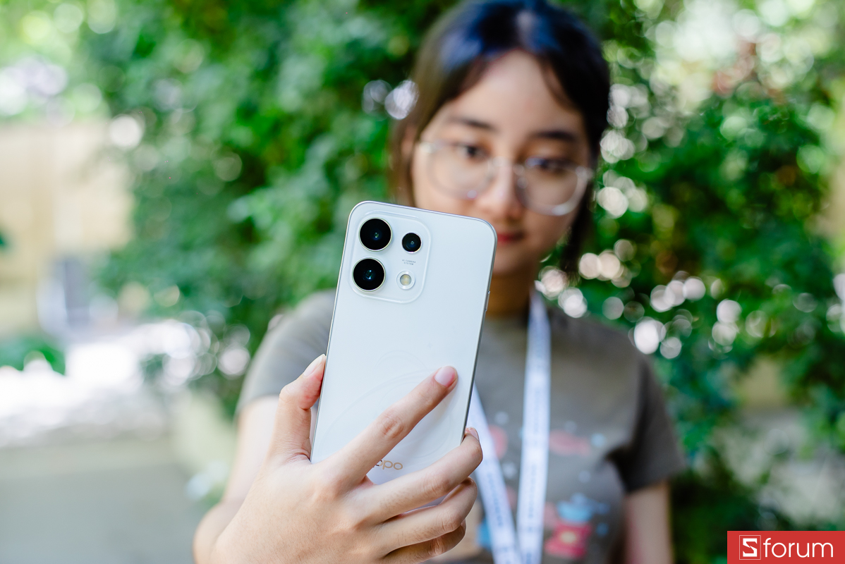 Trên tay OPPO Reno16 F 5G: Cụm camera có dạng module nằm gọn về một góc