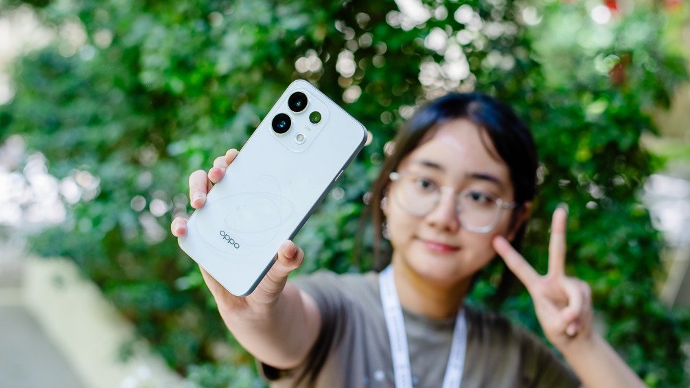 Trên tay OPPO Reno16 F 5G: Thiết kế "hình tinh 3D ” cực ảo, pin 7000mAh dùng 2 ngày, giá 15.9 triệu Trên tay OPPO Reno16 F 5G: Thiết kế "hình tinh 3D ” cực ảo, pin 7000mAh dùng 2 ngày, giá 15.9 triệu