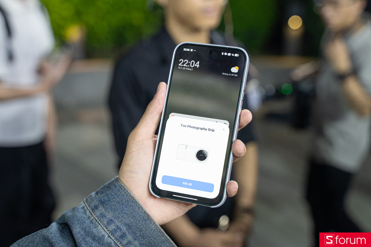 Viên pin 270 mAh bên trong bản thường được sạc qua cổng hai chân riêng biệt ở đáy grip