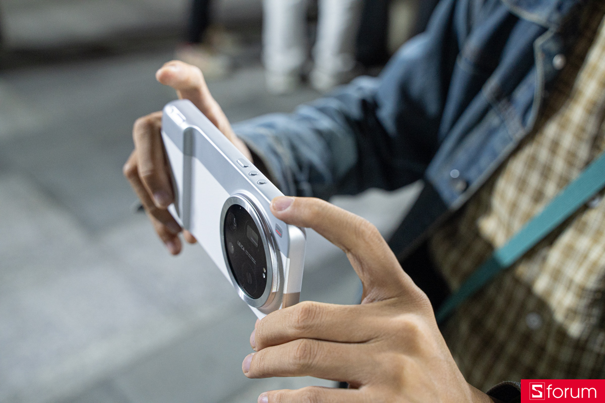 Trên tay Photography Kit Xiaomi 17 Ultra bản thường: Khu vực điều khiển trên cạnh viền được làm tối giản