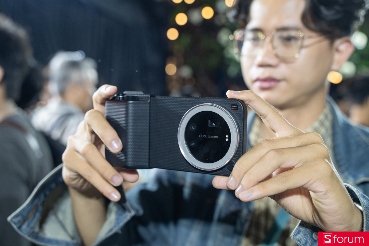 Mảnh thứ hai trên bản Pro là module tay cầm