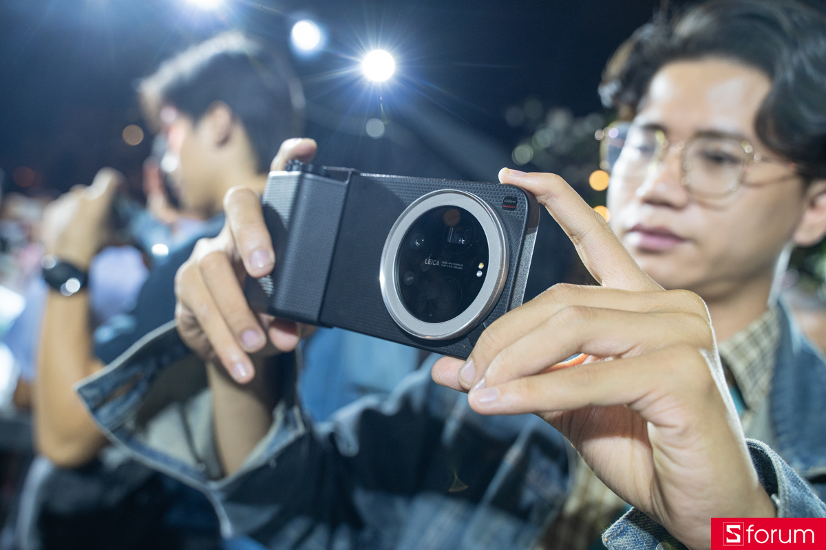 Mảnh thứ hai trên bản Pro là module tay cầm