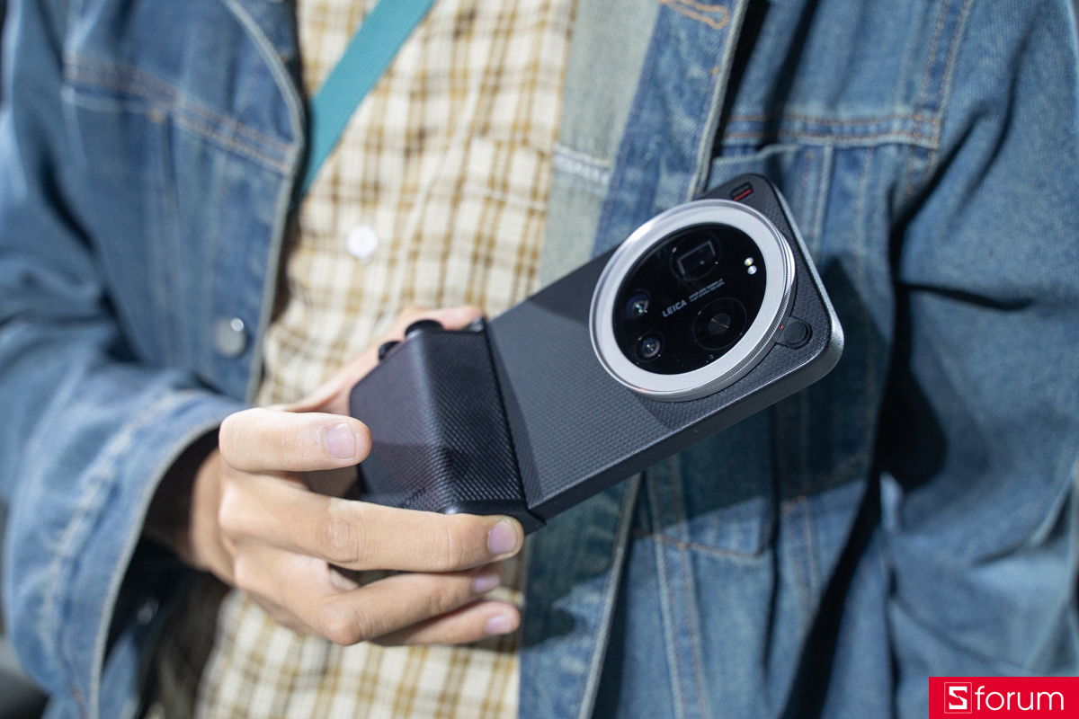 Toàn bộ bề mặt bản Pro được phủ họa tiết vân kim cương cực nhám