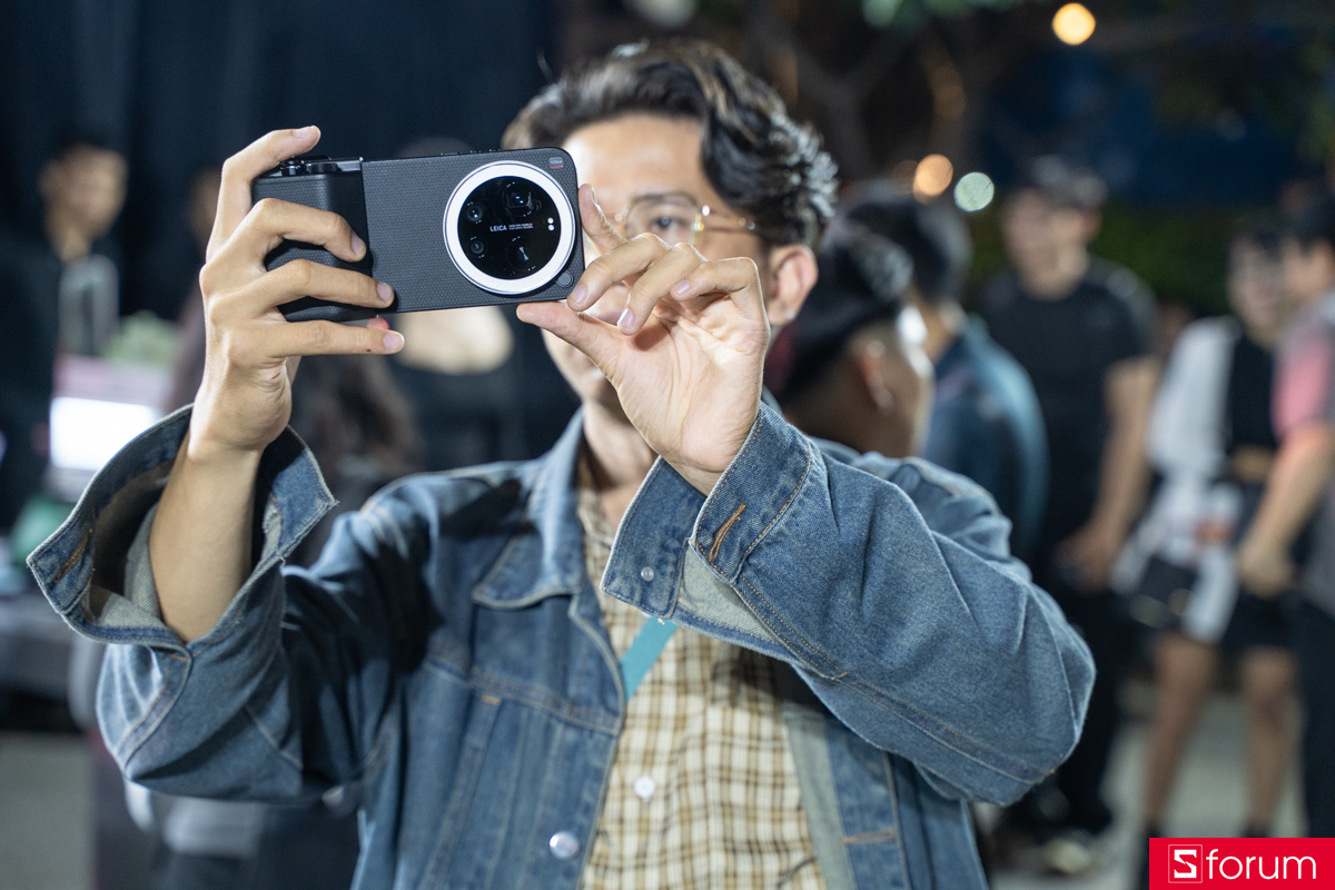 Bản Pro nâng tầm trải nghiệm bằng cách cắm trực tiếp vào cổng USB Type-C của điện thoại