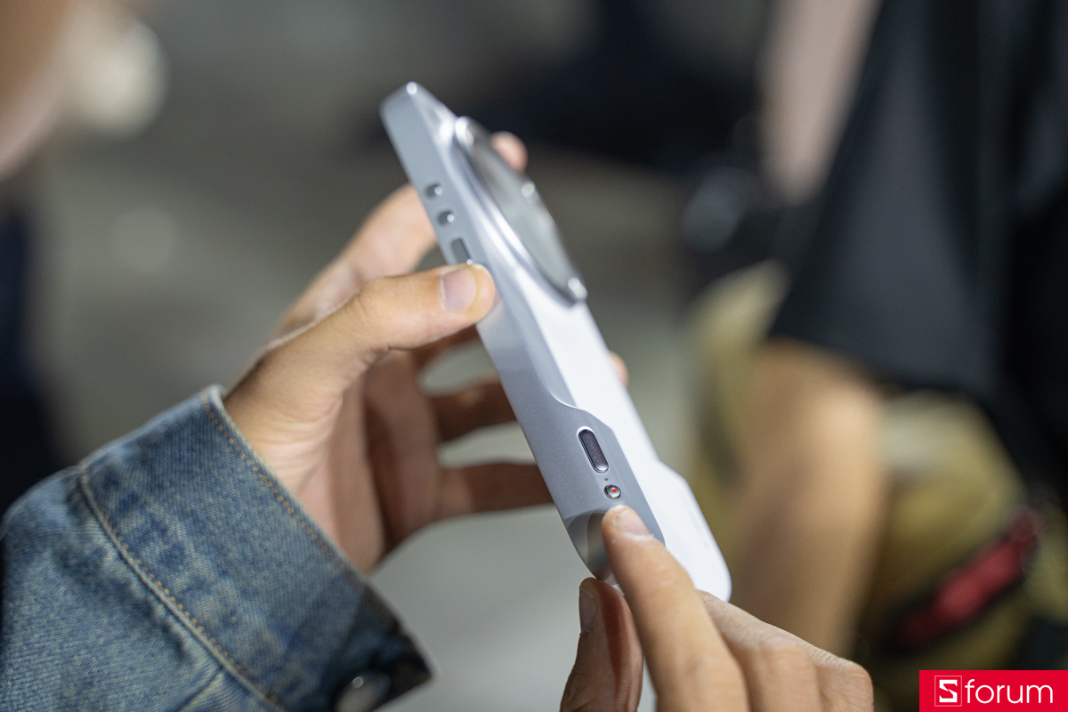 Trên tay Photography Kit Xiaomi 17 Ultra bản thường: Khu vực điều khiển trên cạnh viền được làm tối giản