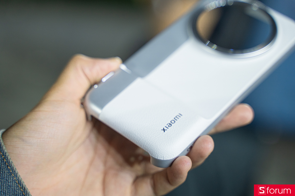 Trên tay Photography Kit Xiaomi 17 Ultra bản thường: Khu vực điều khiển trên cạnh viền được làm tối giản