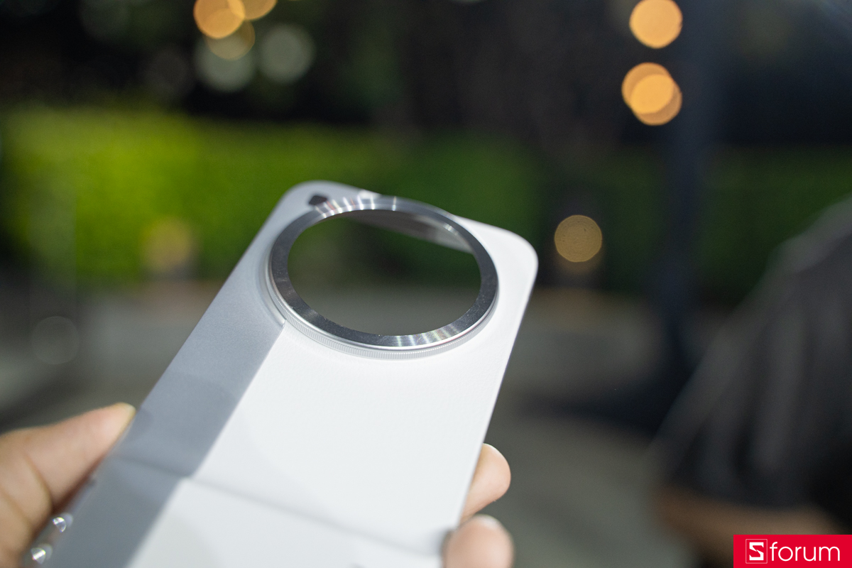 Trên tay Photography Kit Xiaomi 17 Ultra bản thường: Khu vực điều khiển trên cạnh viền được làm tối giản