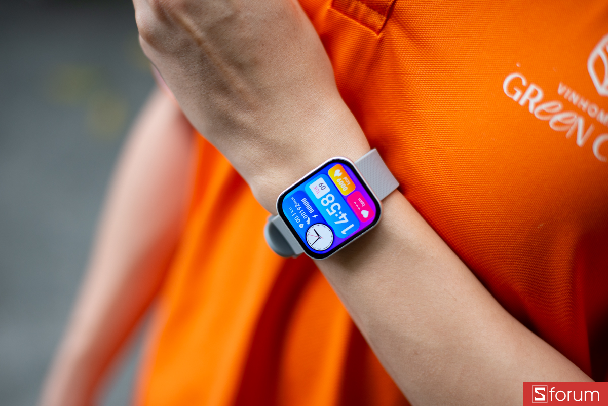 Mặt đồng hồ vuông có kích thước 34mm, nhỏ gọn và vừa vặn