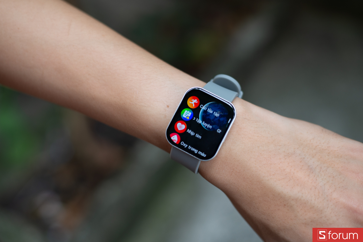 Về mặt thể thao, chiếc đồng hồ này hỗ trợ hơn 100 chế độ tập luyện khác nhau