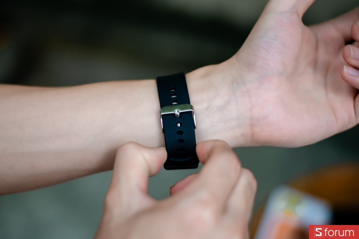 Dây đeo của đồng hồ là loại silicon mềm mại