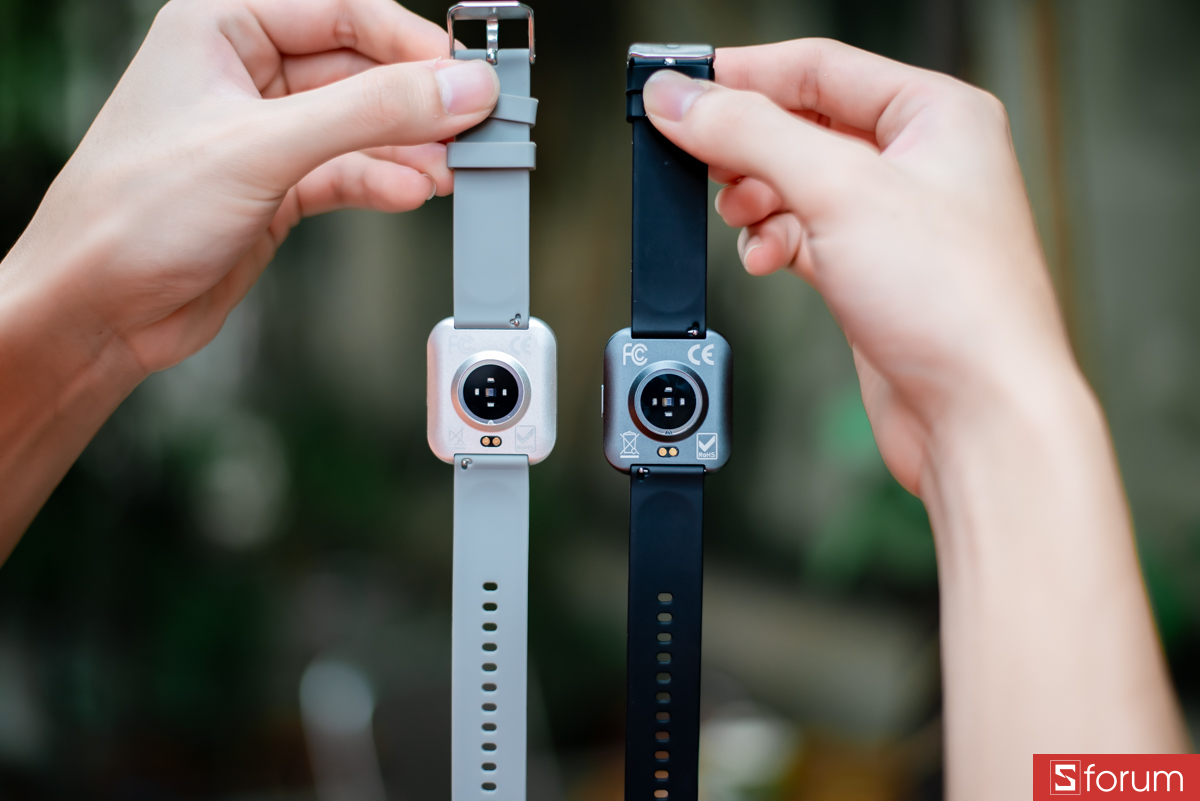 Dây đeo silicon mềm mại, có họa tiết chấm nhỏ ở mặt trong giúp thoáng khí