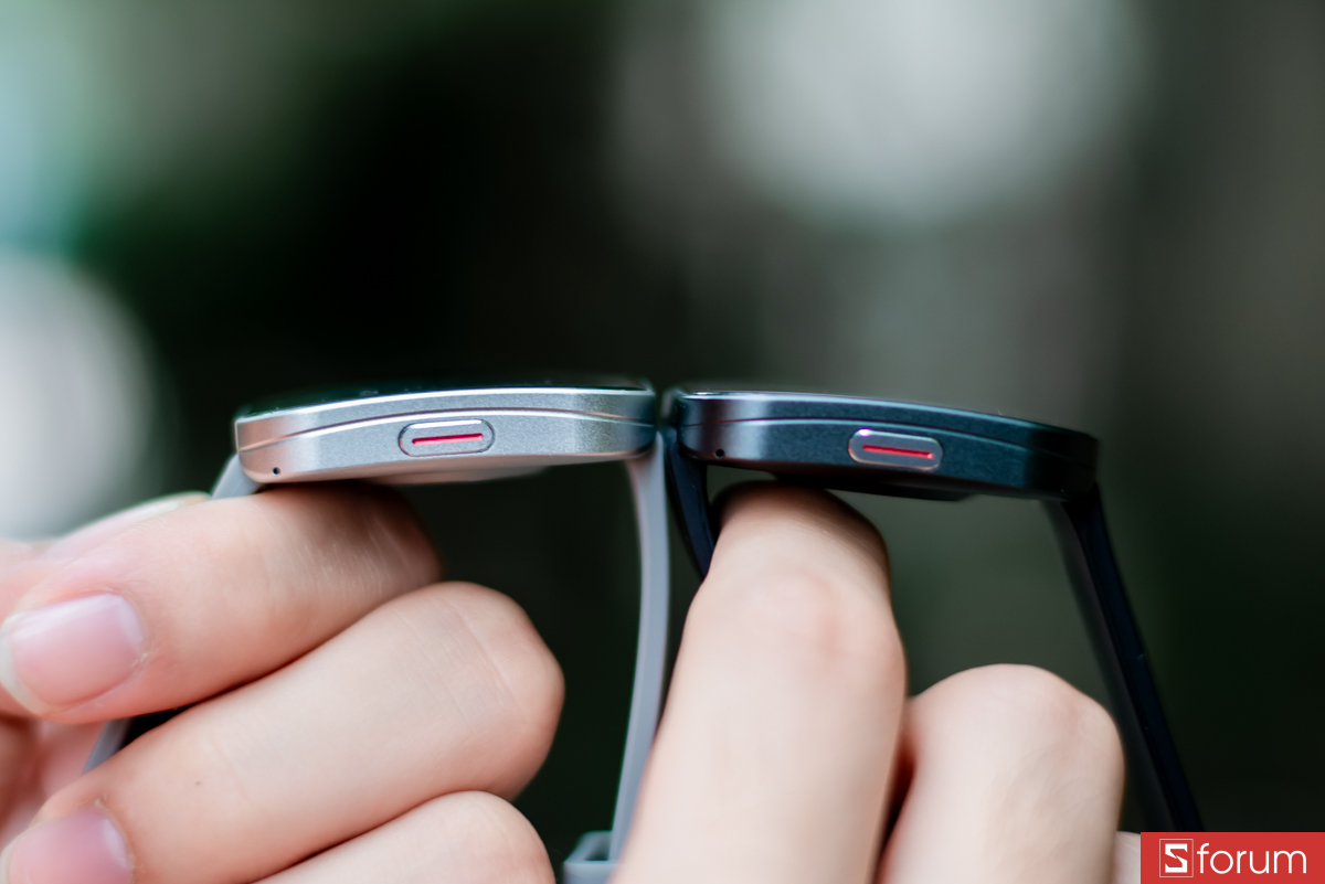 Ở cạnh phải của đồng hồ có một nút bấm vật lý tròn màu đỏ nổi bật