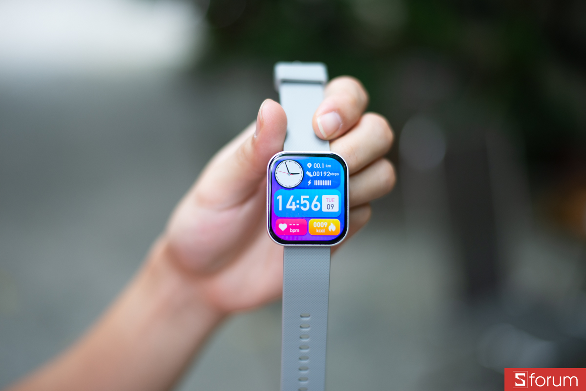 Màn hình được thiết kế cong 2.5D ôm sát theo đường cong tự nhiên của cổ tay