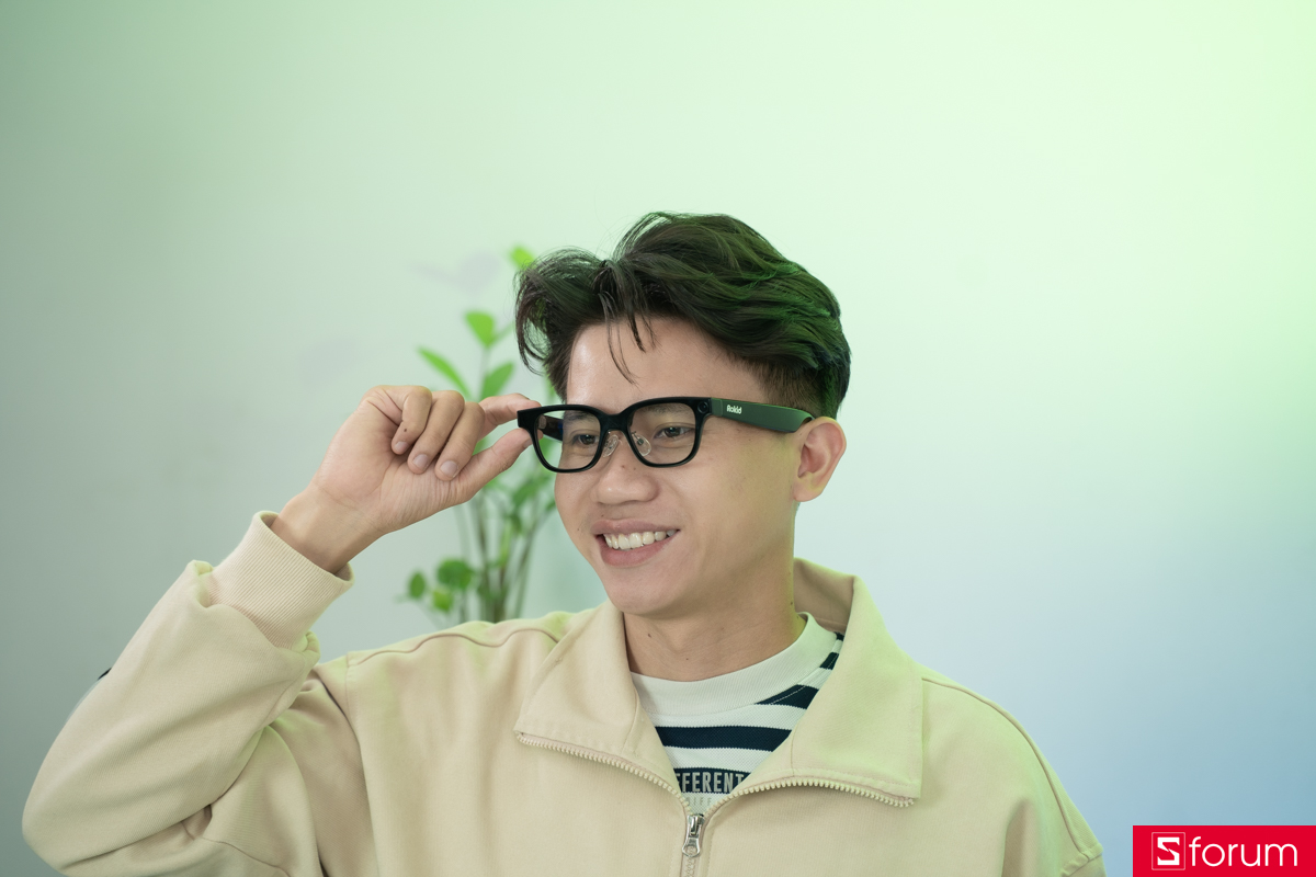 Trên tay Rokid Glasses, khung kính vuông nhẹ, gọng hơi dày hơn kính thường
