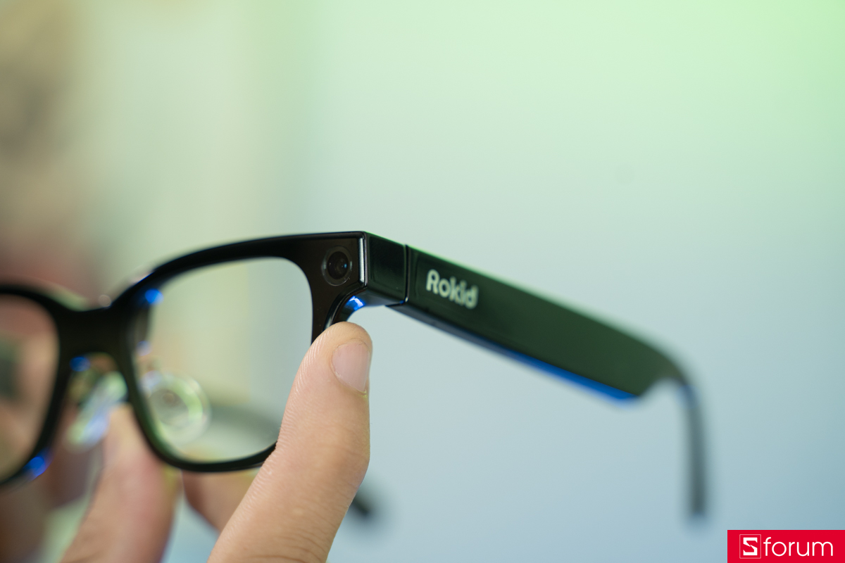 Gọng được làm từ vật liệu TR90 polymer titanium cao cấp