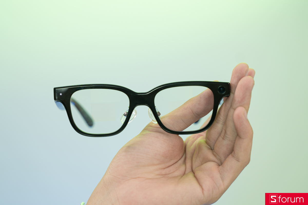 Góc gọng phía trước là vị trí đặt camera nhỏ cùng đèn báo trạng thái