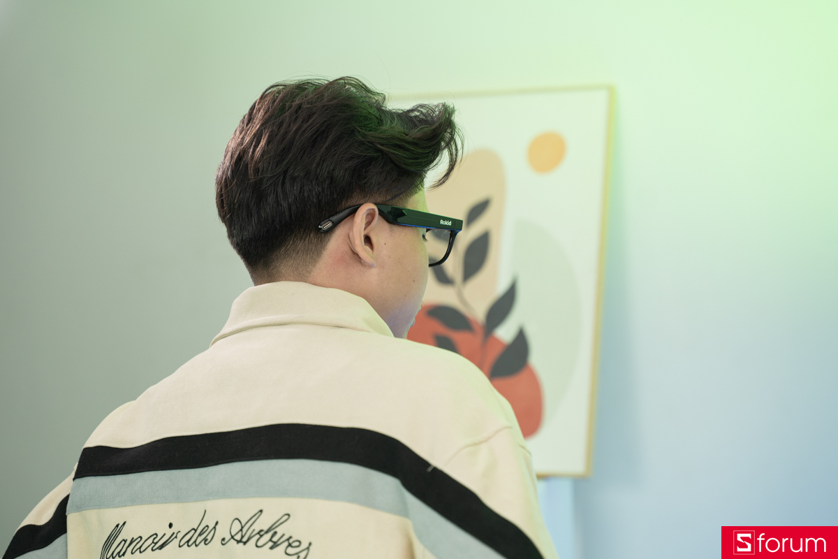 Khi trên tay Rokid Glasses, anh em sẽ được trải nghiệm một chiếc kính được trang bị cấu hình khá mạnh mẽ