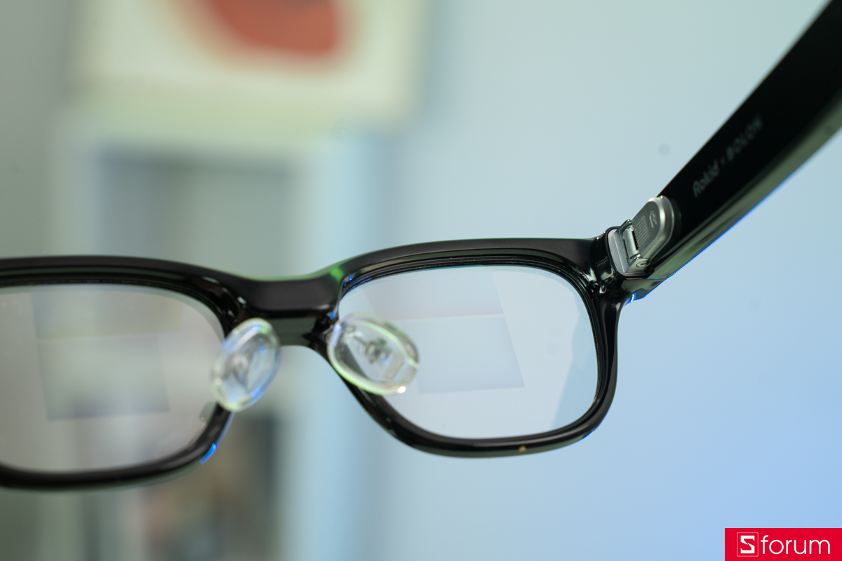 Bản lề sử dụng hợp kim titanium, mang lại độ bền cao