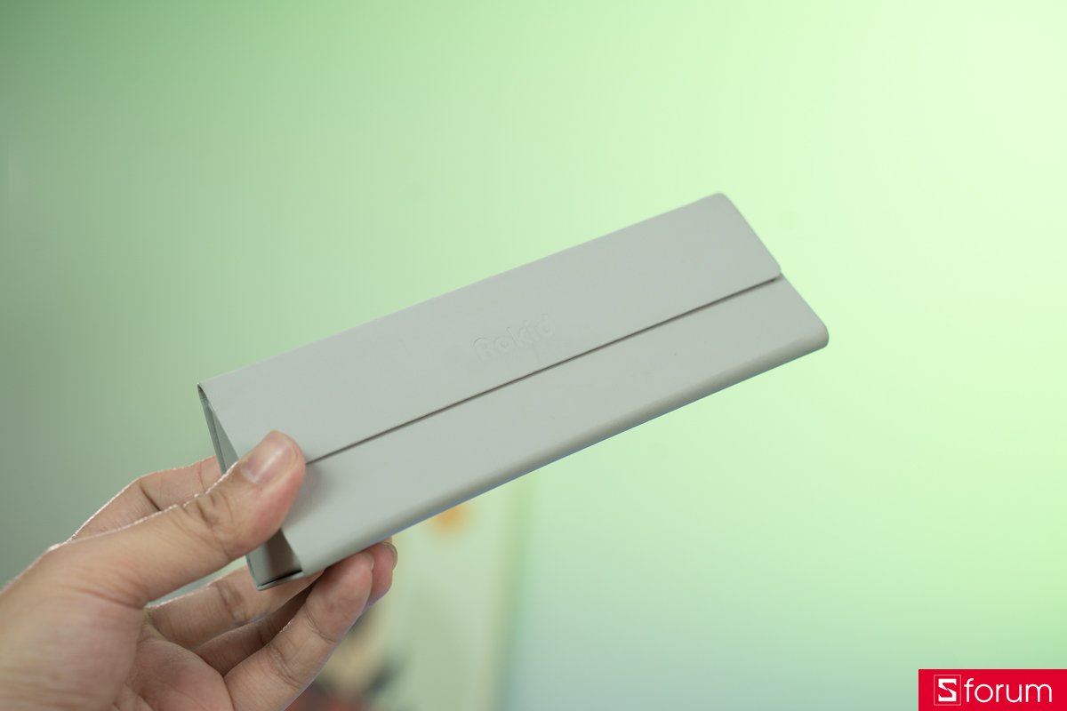 Bên trong, các phụ kiện được sắp xếp gọn và đầy đủ