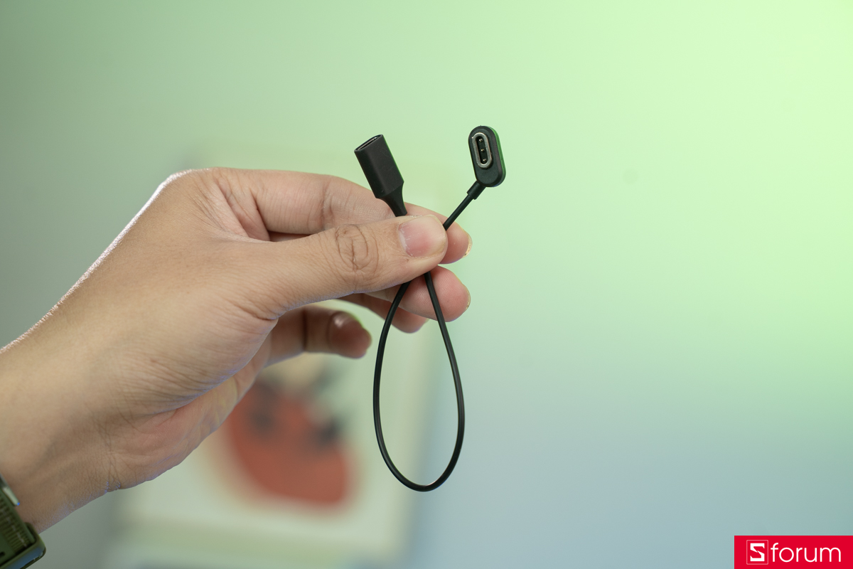 Bên trong, các phụ kiện được sắp xếp gọn và đầy đủ