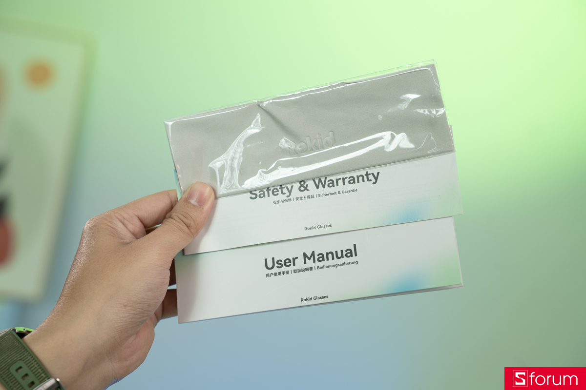 Bên trong, các phụ kiện được sắp xếp gọn và đầy đủ