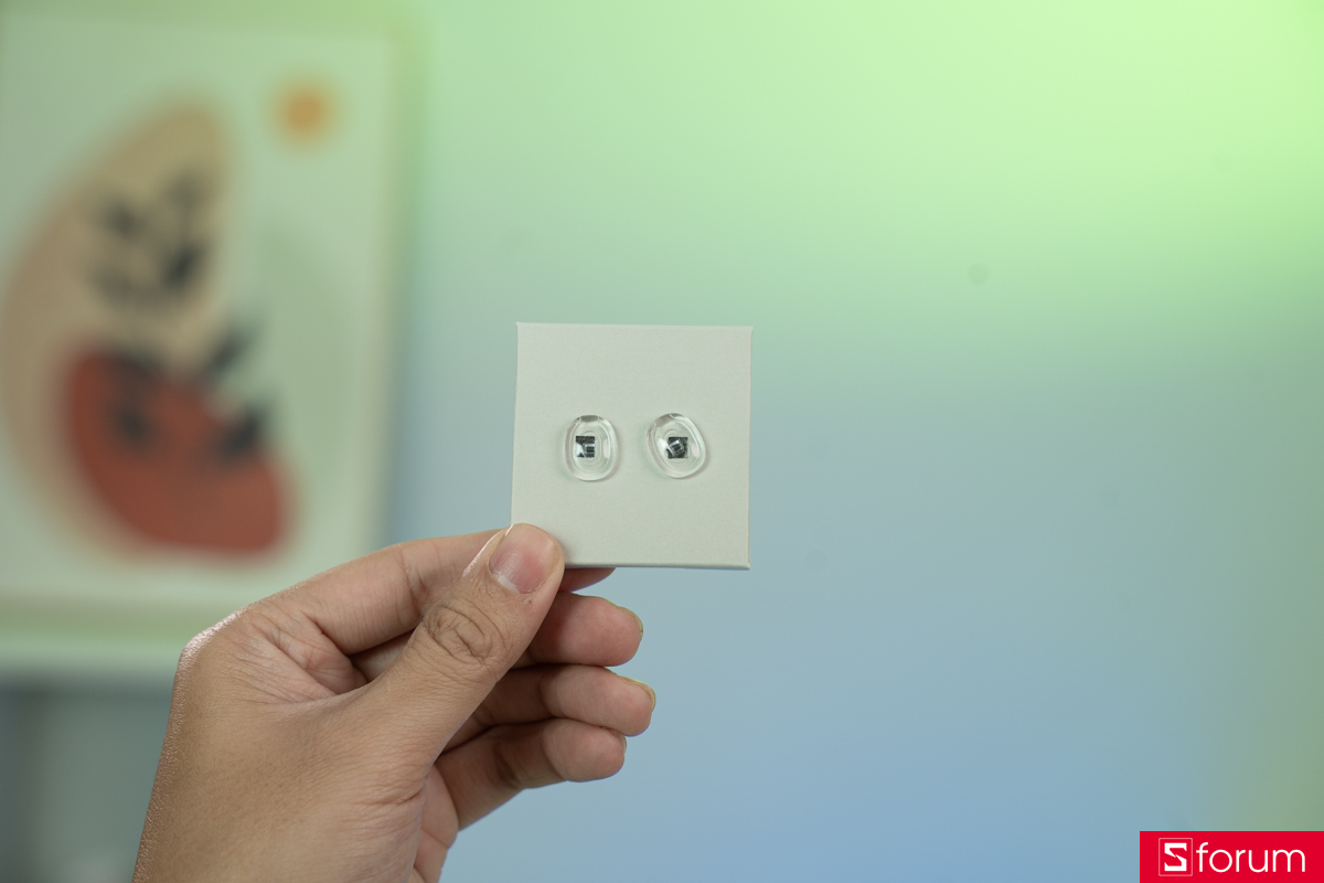 Bên trong, các phụ kiện được sắp xếp gọn và đầy đủ