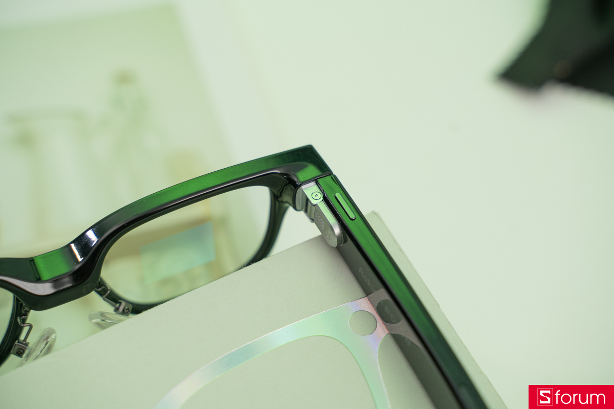 Bản lề sử dụng hợp kim titanium, mang lại độ bền cao